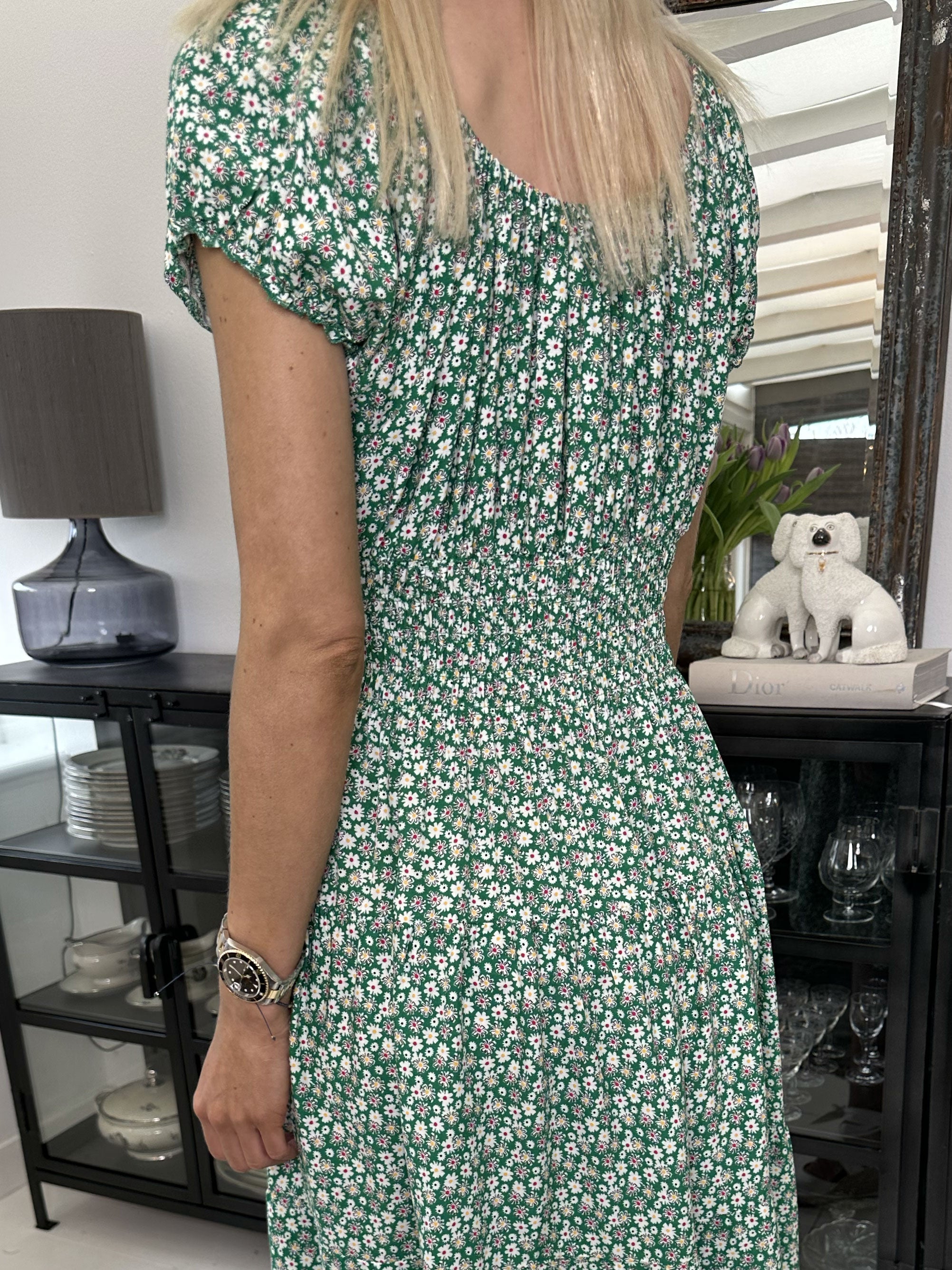 Finalia flower short - Söt liten blommig klänning med puffärmar och resår i midjan